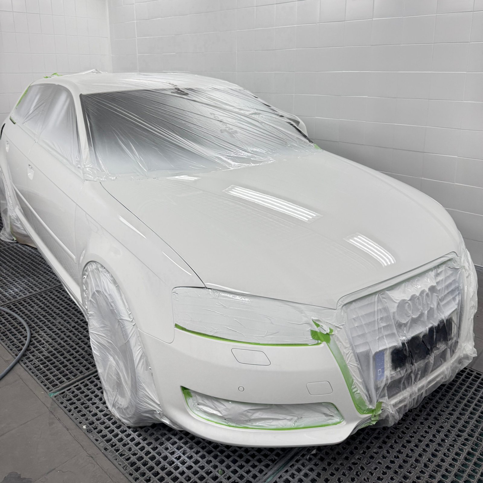 Lackierung eines Stoßfängers in der Lackierkabine – präzise Fahrzeuglackierung einzelner Karosserieteile